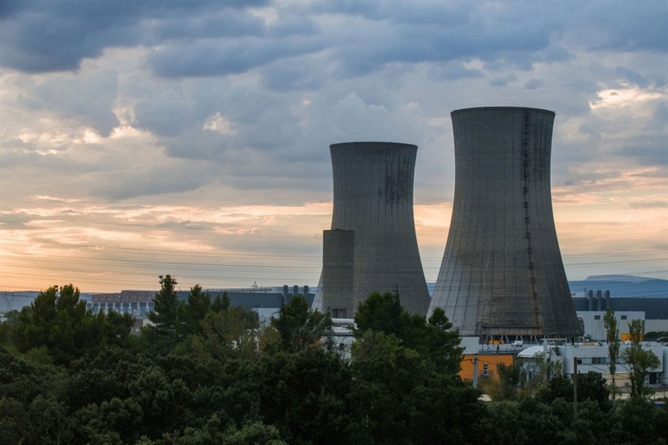 La energía nuclear se ha convertido en una de las principales beneficiadas por el aumento de la demanda de electricidad impulsado por la IA. 