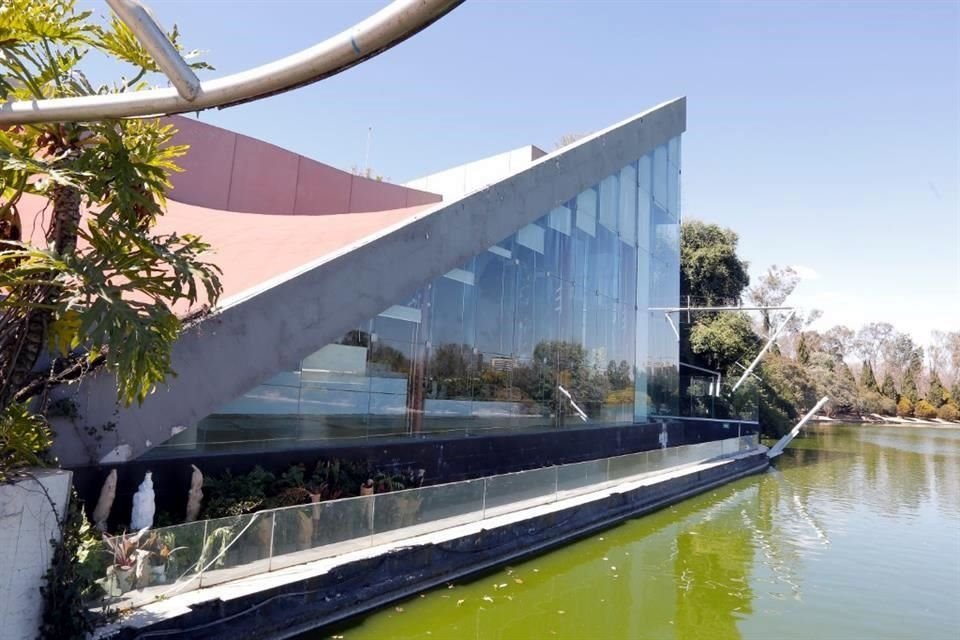 El edificio que por décadas ha albergado al restaurante El Lago, recupera su esplendor para unir arte y gastronomía.