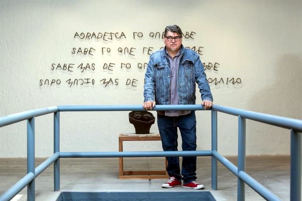 Rubén Méndez, curador de la exposición 'Alma Colectiva', de Aurelio López Rocha y familia.