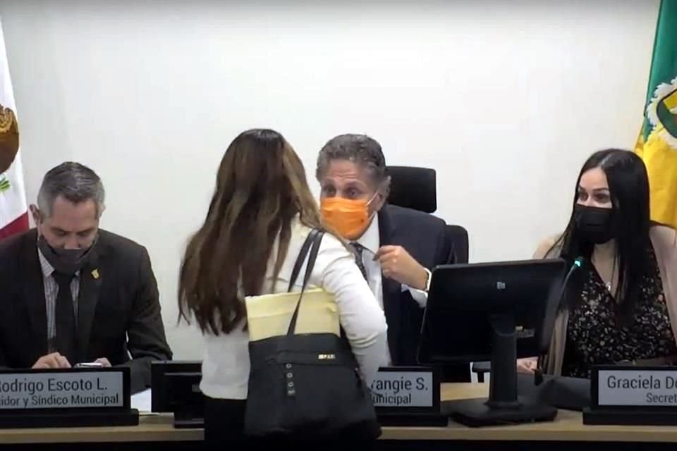 Una ciudadana irrumpió en la sesión de cabildo y acusó una designación chueca en la delegación de La Venta del Astillero.