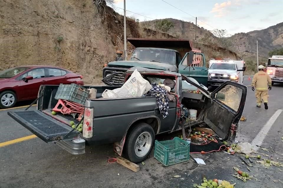 El conductor de una camioneta perdió la vida luego de colisionar contra un torton en la Carretera a Saltillo, en Zapopan.