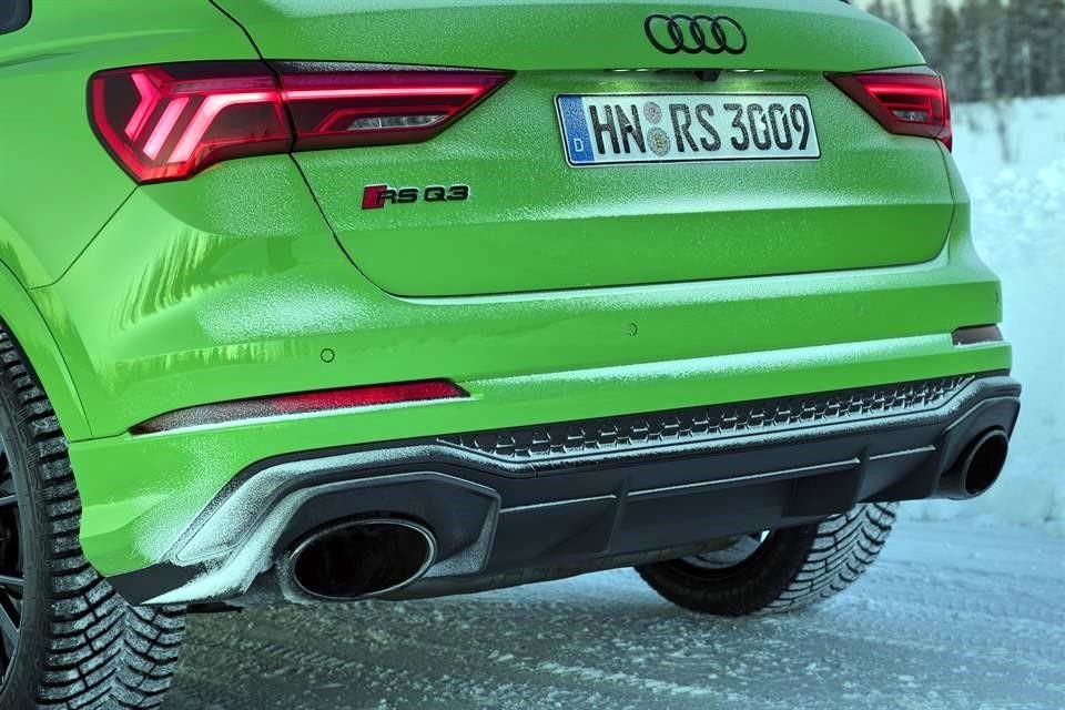 Logra el 0-100 km/h en 4.5 segundos y una velocidad máxima de 250 km/h.