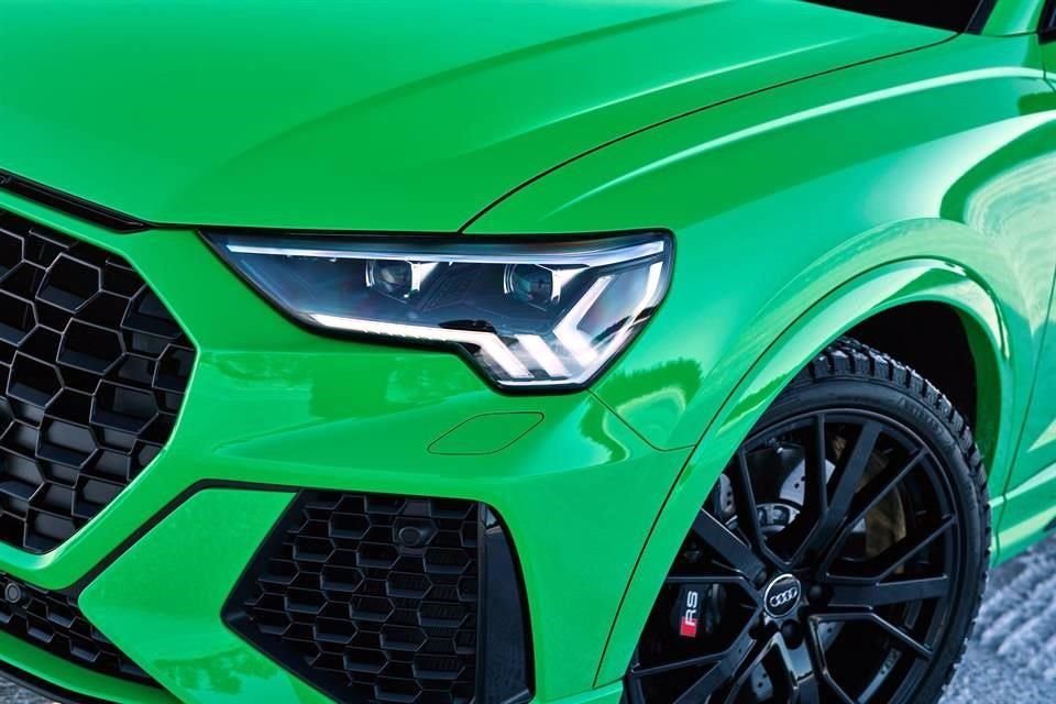 Cuenta con faros Matrix LED, alerta de colisión frontal con frenado autónomo, asistente de mantenimiento de carril y cargador inalámbrico.