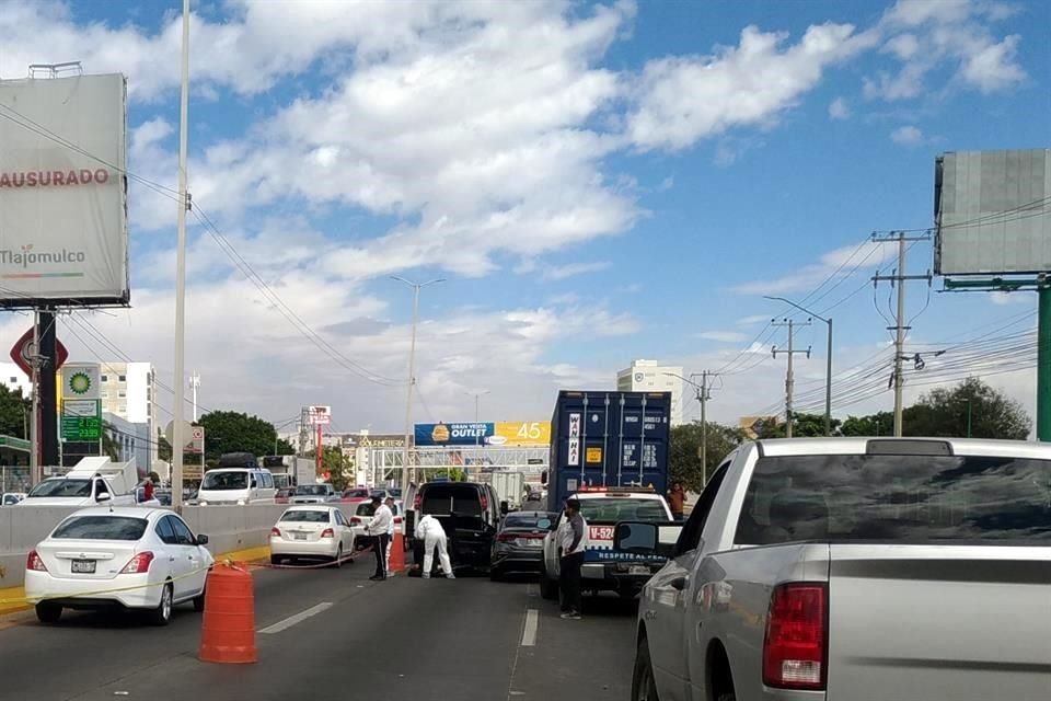 Un hombre sufrió un infarto, mientras iba conduciendo, chocó dos automotores y murió, sobre López Mateos Sur.