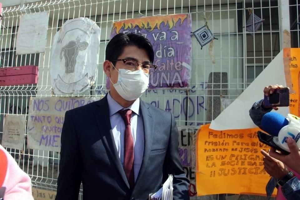Carlos Martínez, abogado de la víctima, acudió a las instalaciones de CJM para recibir la fecha de la siguiente audiencia.