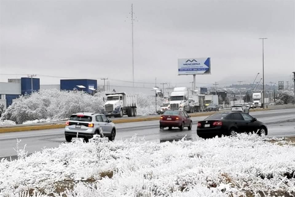 La tormenta invernal, que llegó a Saltillo la tarde del jueves, ha traído heladas y algunos puentes congelados.