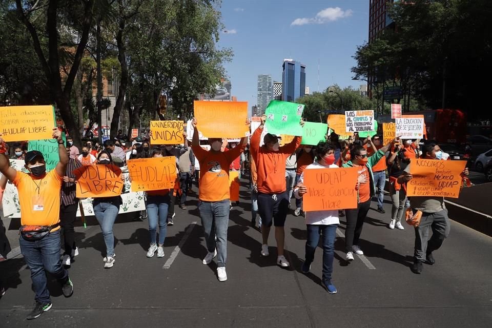 Alumnos y académicos de la UDLAP protestan en CDMX para poder volver a las aulas. 