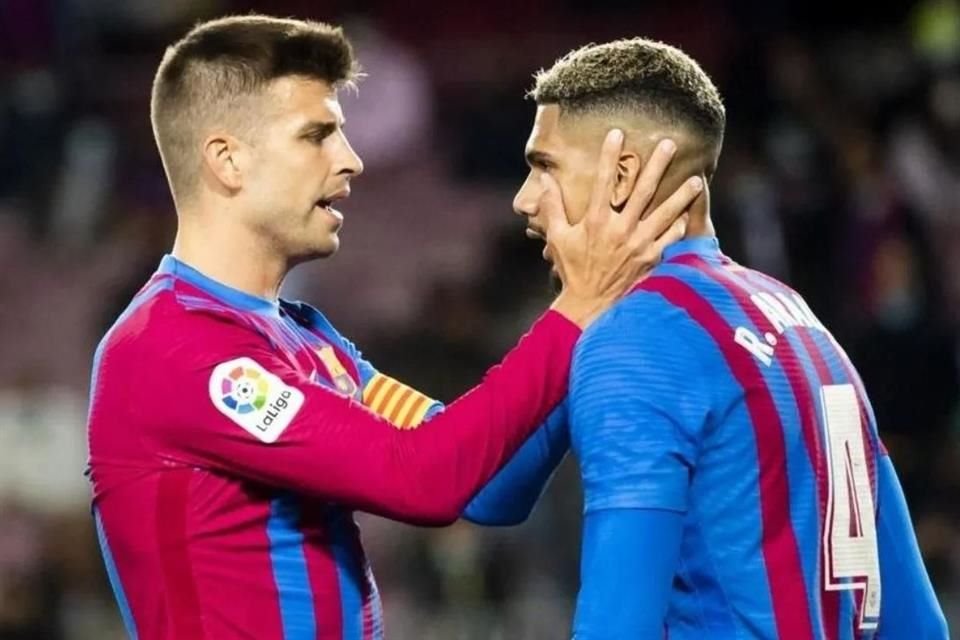 Piqué y Araújo son dos de los defensas del Barcelona.