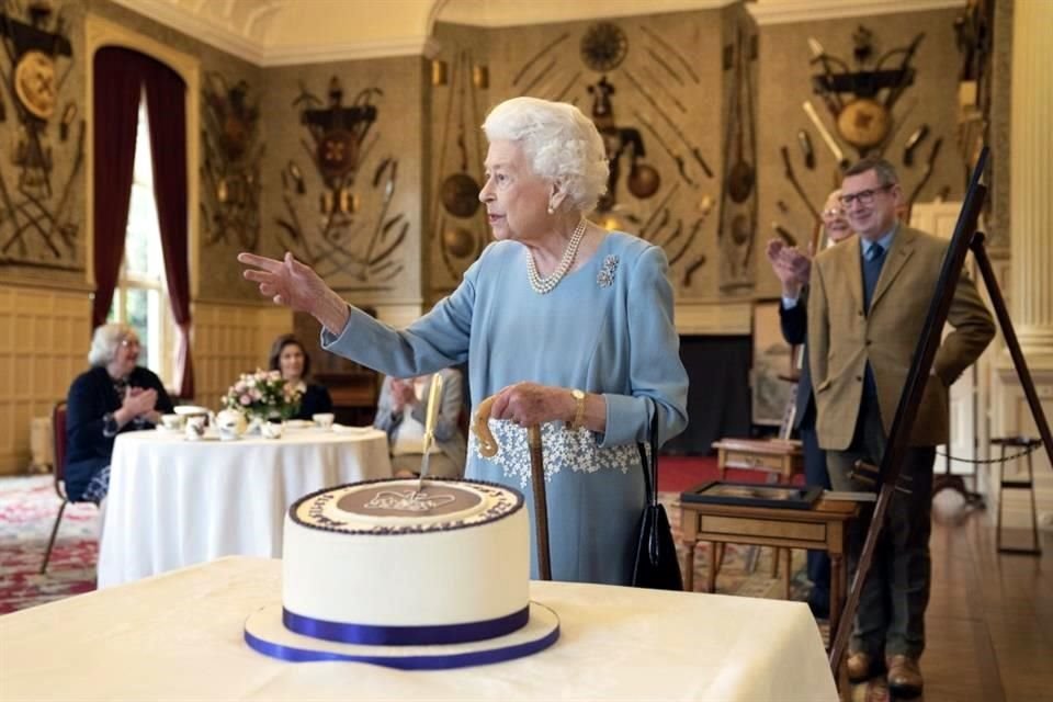 La Reina Isabel II inició las celebraciones por sus 70 años en el trono, con una reunión con grupos comunitarios de Sandringham.