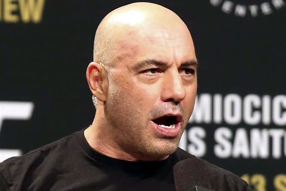 Spotify eliminó 70 episodios del podcast 'Joe Rogan Experience', por contener comentarios racistas; el comentarista tuvo que disculparse.