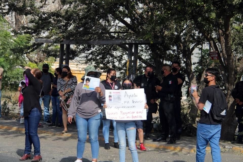 Familia y allegados del menor realizaron hoy un volanteo en la Avenida camino a Unión del Cuatro.