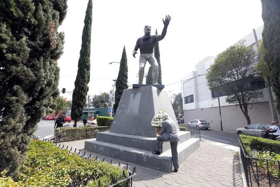 El Hijo del Santo visitó la estatua de su padre.