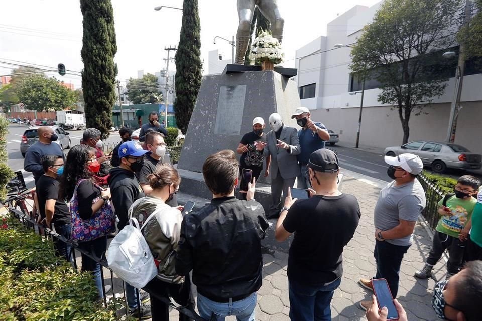 Los aficionados se acercaron al luchador.