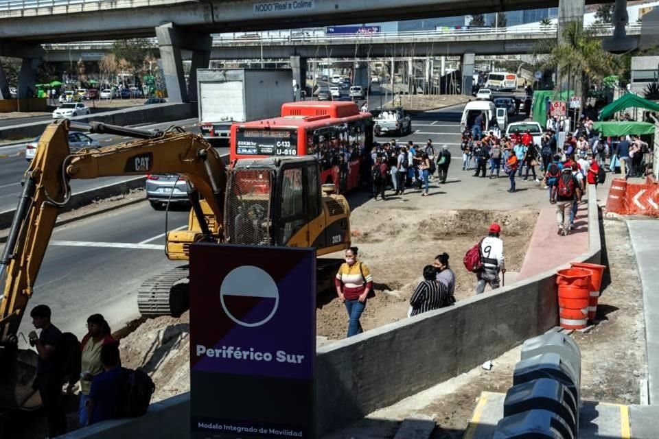 A falta de banqueta, usuarios caminan y esperan camión en la ciclovía, en la estación Periférico Sur.