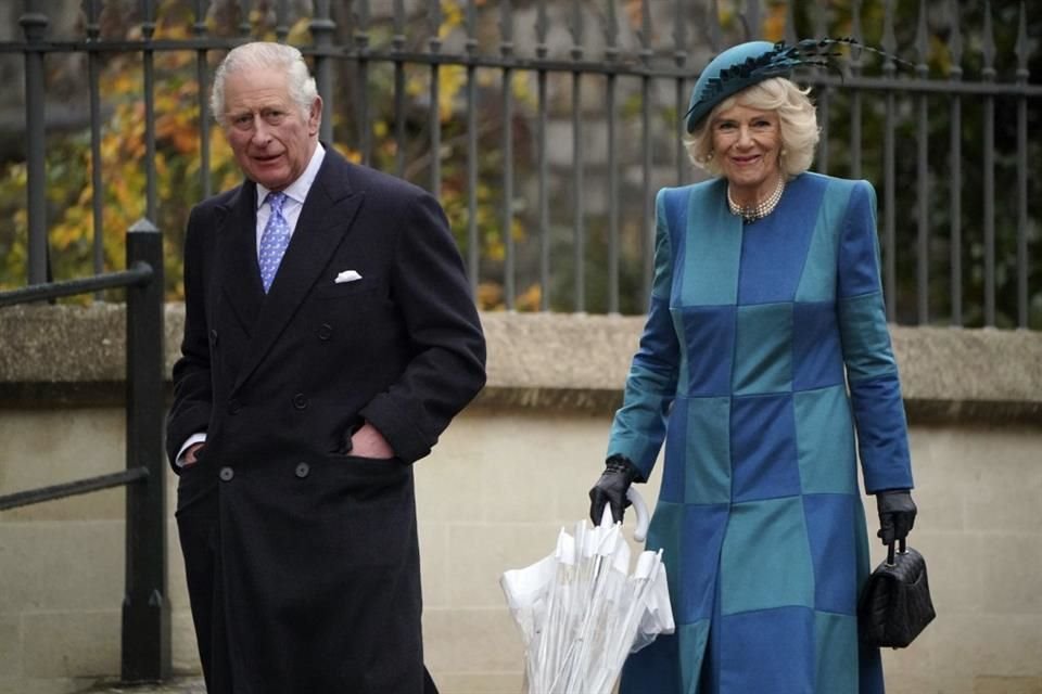 El Príncipe Carlos agradeció a la Reina Isabel II por manifestar el deseo de que su esposa Camilla sea Reina Consorte; rinde homenaje.