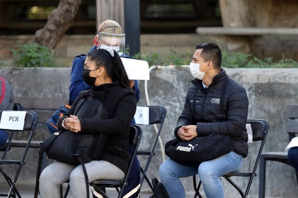 En la cuarta ola de contagios por coronavirus, más trabajadores están solicitando su incapacidad al resultar infectados.