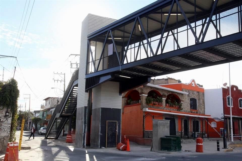 Unas escaleras y torre de elevador quedaron en el arroyo vehicular de la Calle Colima, en la estación López Mateos, del Macro Periférico.
