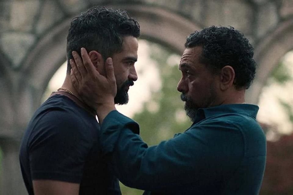 Alfonso Herrera da vida a Javier Eliznndro, líder de un cartel que amenaza a los protagonistas de 'Ozark'.