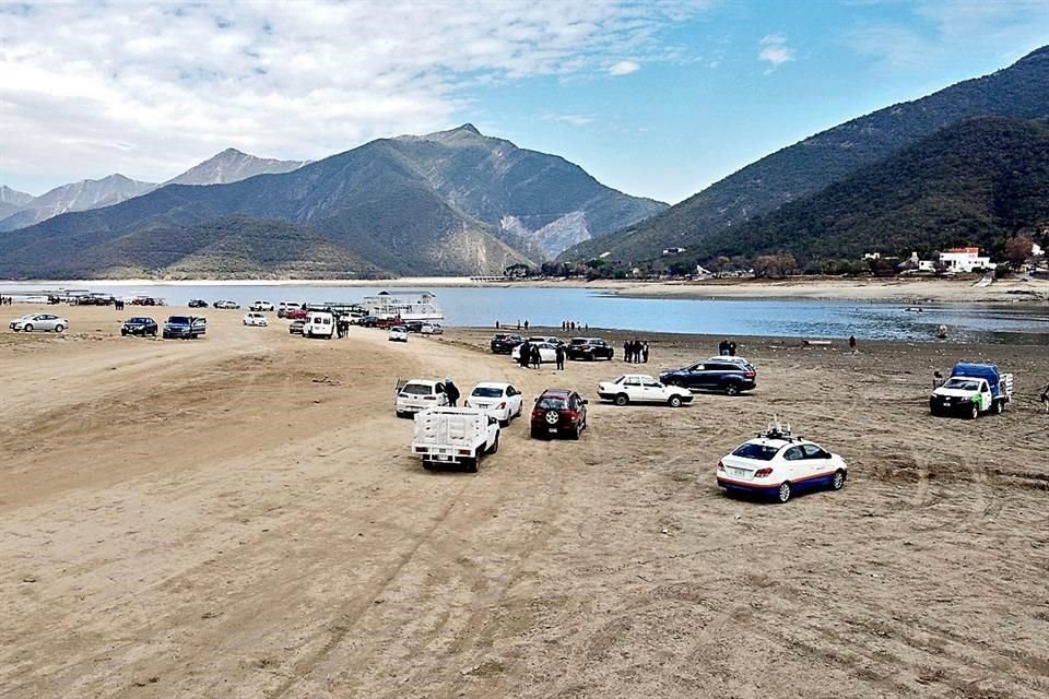 El bajo nivel de la Presa La Boca, que ayer se encontraba a 22 por ciento de su capacidad, dejó al descubierto autos, albercas o lanchas que permanecían bajo el agua.