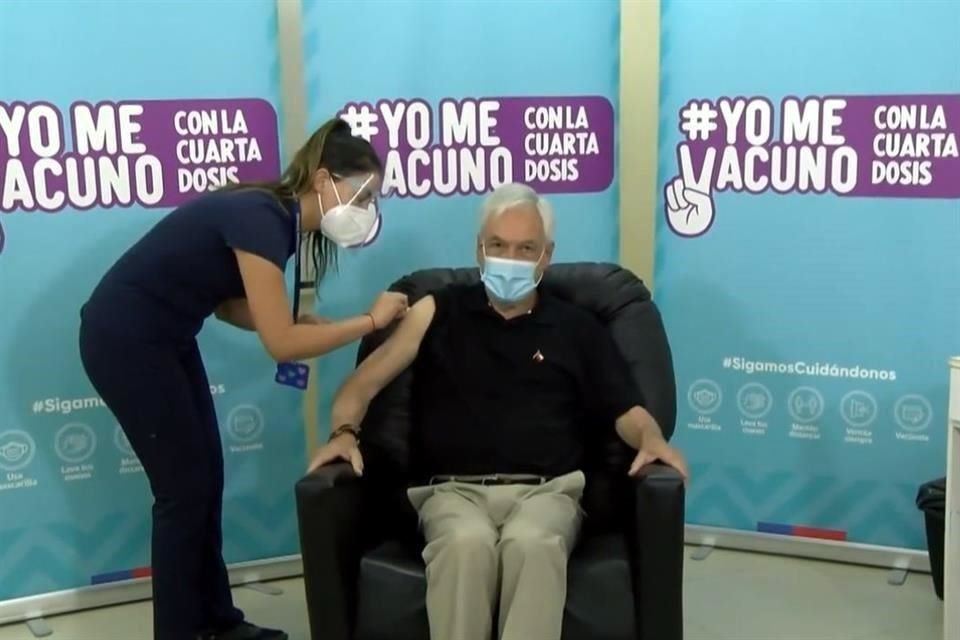 El Presidente chileno, Sebastián Piñera, recibe su cuarta dosis contra el Covid-19.