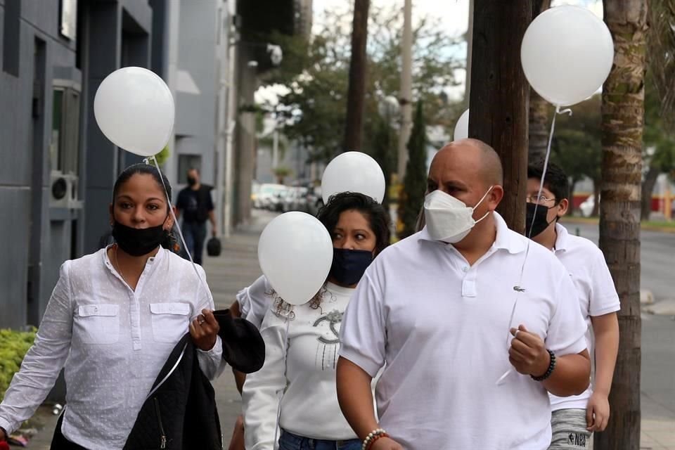 Con globos, recuerdos y llanto le dieron su último adiós a Lalito, adolescente privado de la libertad y asesinado por un grupo armado.