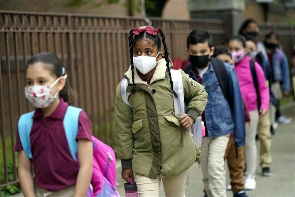 Estudiantes de Eu hacen fila para ingresar al colegio.