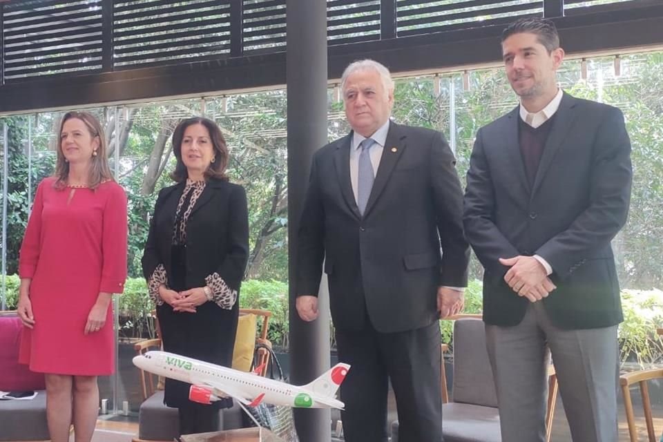 Juan Carlos Zuazua, director general de Viva Aerobus (der.), y Miguel Torruco Secretario de Turismo (izq.), participaron en la conferencia de la aerolínea sobre sus planes.