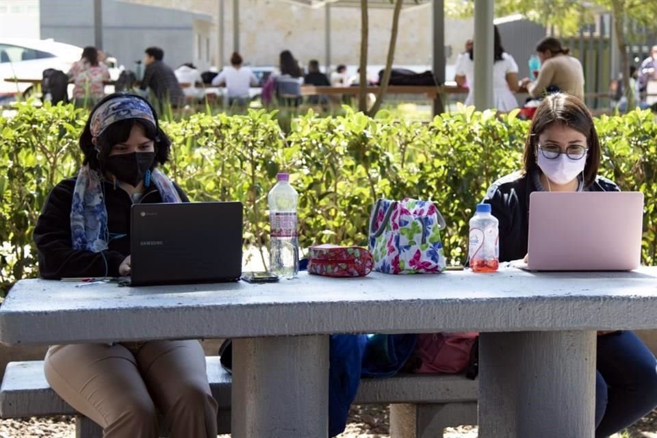 Tras casi dos años de pandemia por Covid-19, alumnos de prepa y licenciatura de la Universidad de Guadalajara retornaron hoy a las aulas.