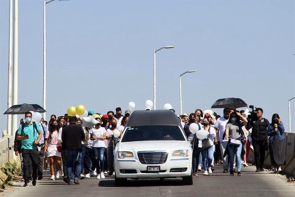 La carroza fúnebre, seguida por familiares y amigos de Lalo, se dirigió al Panteón Unión del 4, en Tlajomulco.