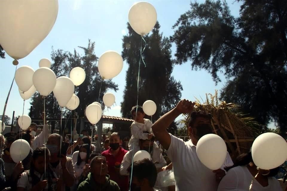 Durante la celebración eucarística y el sepelio predominaron los globos blancos.