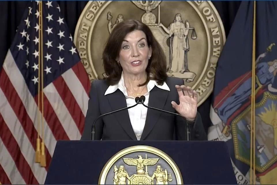 Al anunciar el fin de la orden de uso de mascarilla, la Gobernadora de Nueva York, Kathy Hochul, afirmó que no era un 'desarme' ante el Covid-19.