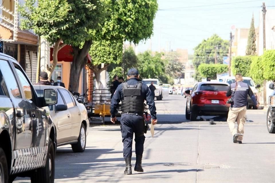 El presunto ladrón quedó tirado boca arriba sobre el arroyo vehicular y con la llanta trasera de la camioneta sobre el área abdominal.