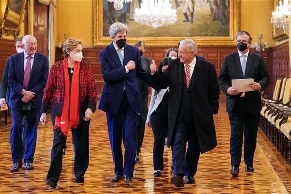 El Presidente López Obrador junto al enviado especial de la Casa Blanca para asuntos del Clima, Jhon Kerry.