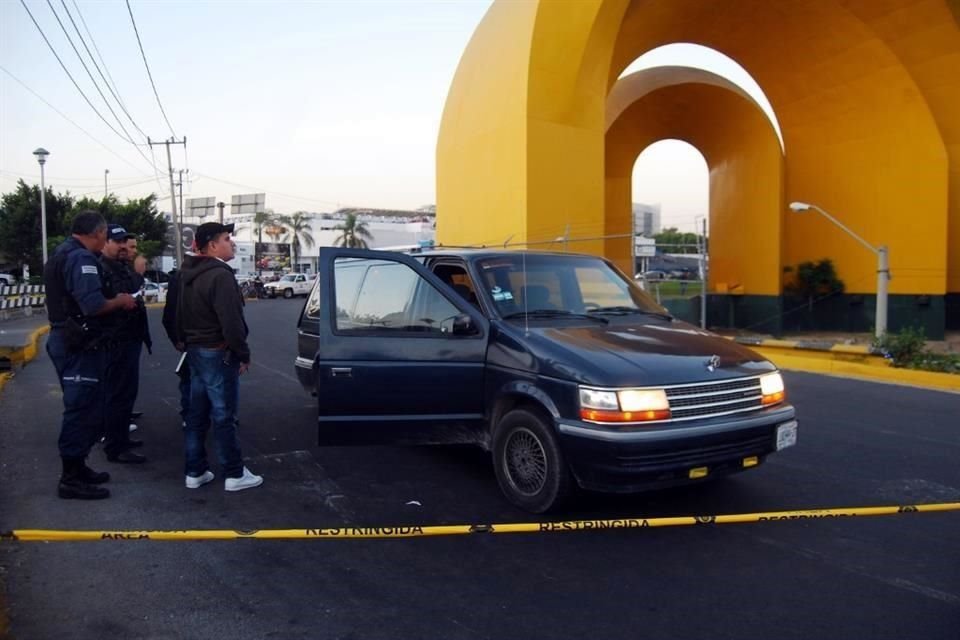 El 24 de noviembre de 2011, varias personas fueron privadas de la vida y que sus cuerpos fueron dejados a bordo de tres camionetas en el nodo ubicado en Lázaro Cárdenas y Mariano Otero.