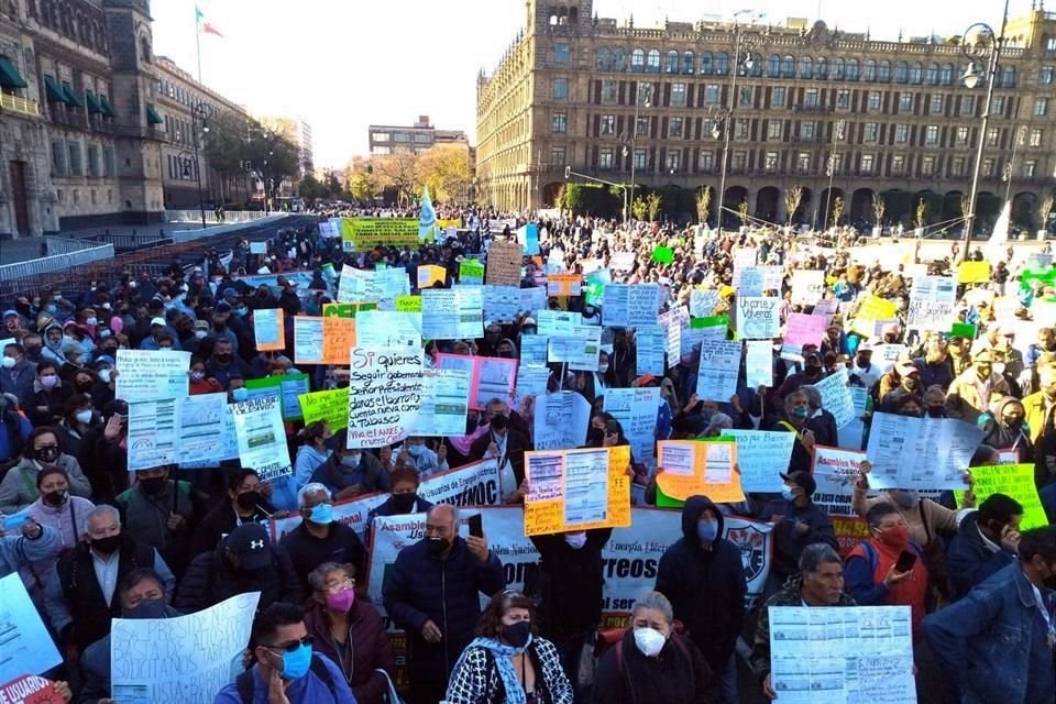 Los inconformes durante su manifestación frente a Palacio Nacional.