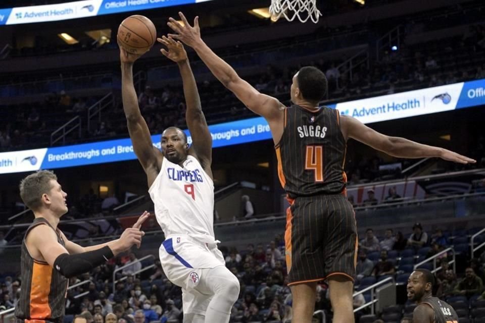 Serge Ibaka (9) jugó con los Clippers desde la temporada pasada.
