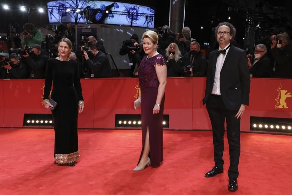 La directora ejecutiva de la Berlinale, Mariette Rissenbeek, from left, la Alcaldesa de Berlin, Franziska Giffey, y el director de arte de la, Carlo Chatrian, posaron juntos en la alfombra roja.