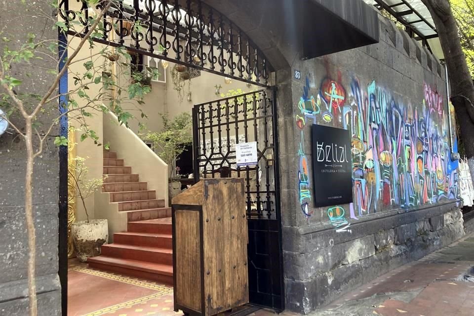 Fue el 30 de enero pasado que los reconocidos artistas Jesús Villalpando 'Feng' y Roberto Morleghem hicieron una intervención artística en la fachada de cantera de la finca.