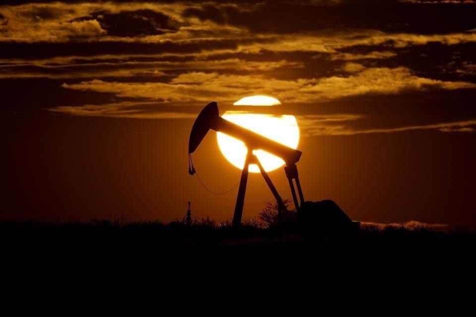 El WTI también llegó a superar los 100 dólares por barril en las primeras horas del jueves.