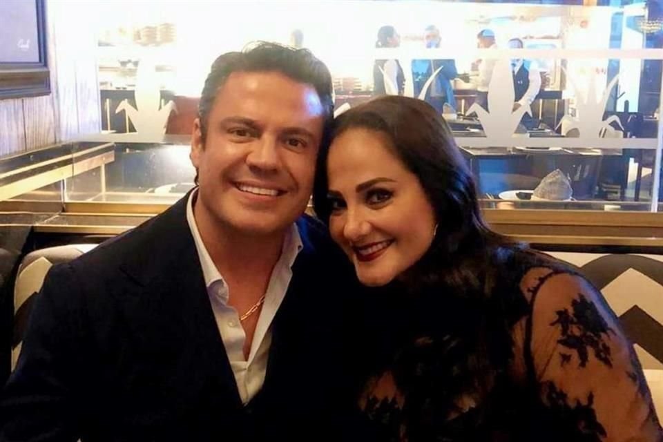 Mónica Kleopatra es la hermana menor del ex Gobernador Aristóteles Sandoval, asesinado el 18 de diciembre del 2020 en Puerto Vallarta.