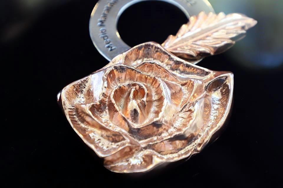La medalla tiene la forma de una flor, en alusión al mote de Guadalajara como La Ciudad de las Rosas.