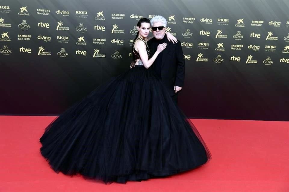 Milena Smit, nominada a actriz revelación lució vestido de Balmain hecho a medida, joyas de Cartier y zapatos de Aquazzura y el director Pedro Almodóvar en riguroso negro.