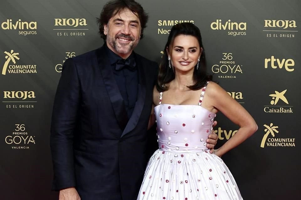 Javier Bardem con un esmoquin Ermenegildo Zegna y Penélope Cruz en un vestido de Chanel.