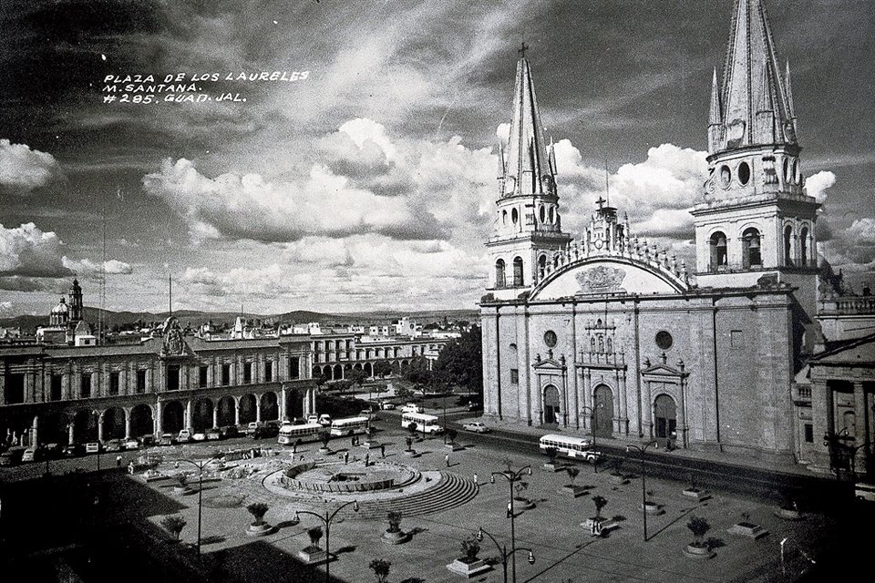 Plaza de los Laureles, hoy Plaza Guadalajara, frente a la Catedral Metropolitana.