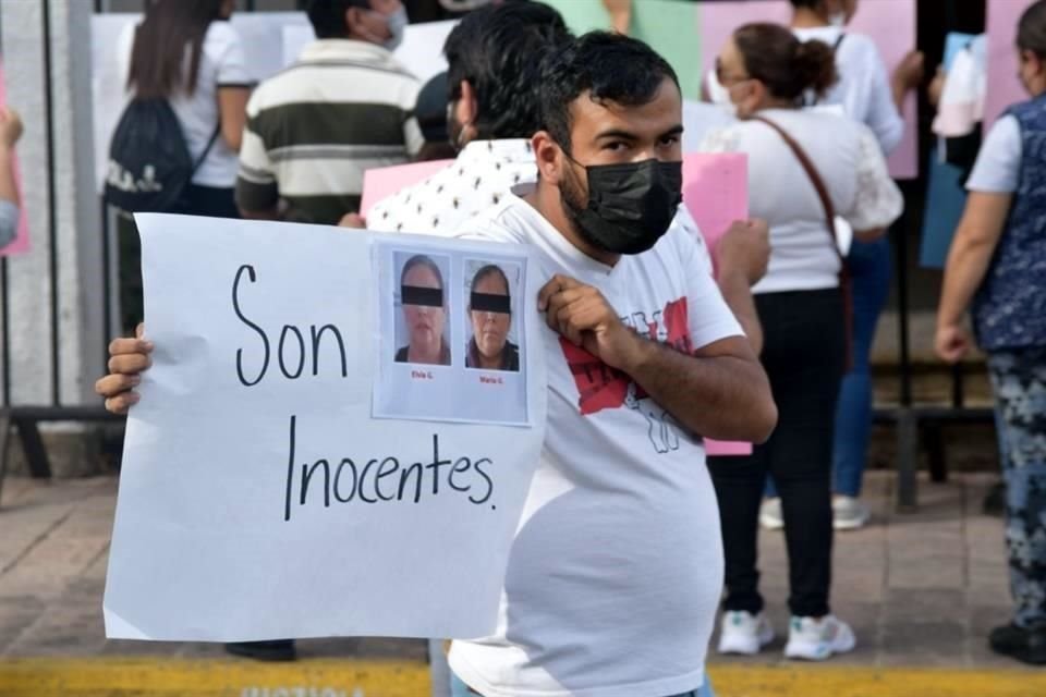 El contingente de aproximadamente 30 personas, partió desde la Glorieta de la Minerva hasta Casa Jalisco.