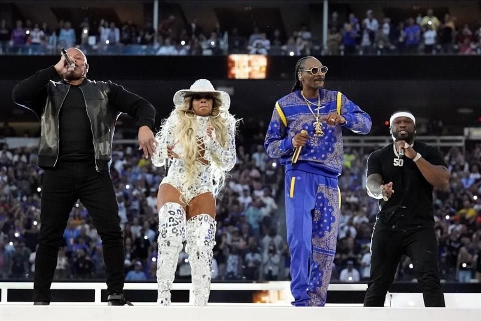 Dr. Dre, Mary J. Blige, Snoop Dogg y 50 Cent, durante el show de medio tiempo del Super Bowl.