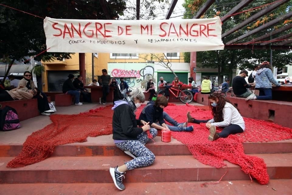 Colectiva Hilos se reúne en el Parque Revolución para tejer el proyecto Sangre de mi Sangre.