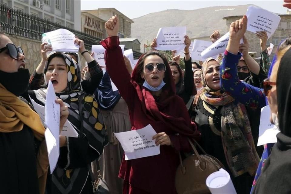 Varias mujeres participan en una protesta para exigir respeto a sus derechos en Afganistán bajo el Gobierno talibán.