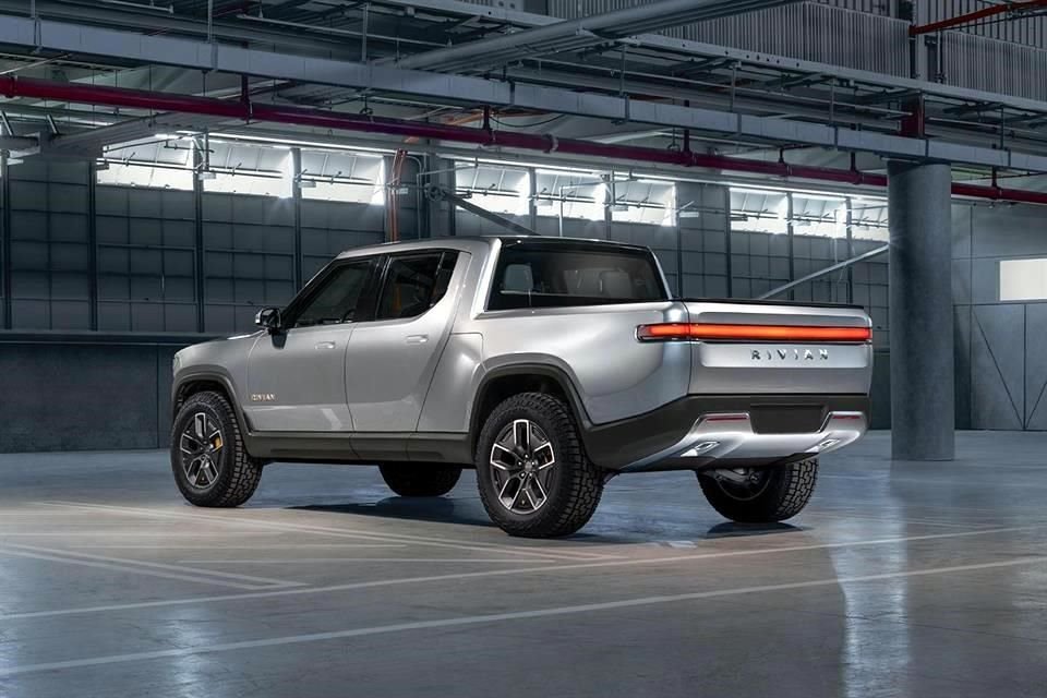 Cuenta con cuatro motores eléctricos, generando en conjunto 835 hp y 908 lb-pie de torque.