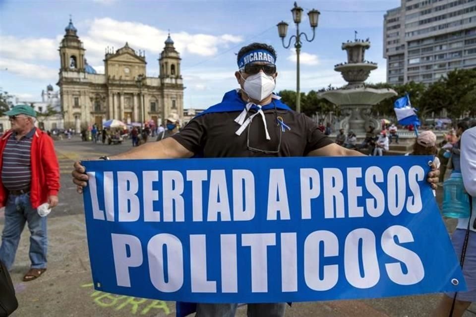 Un ciudadano nicaragüense sostiene un cartel durante una protesta contra el Presidente Daniel Ortega.